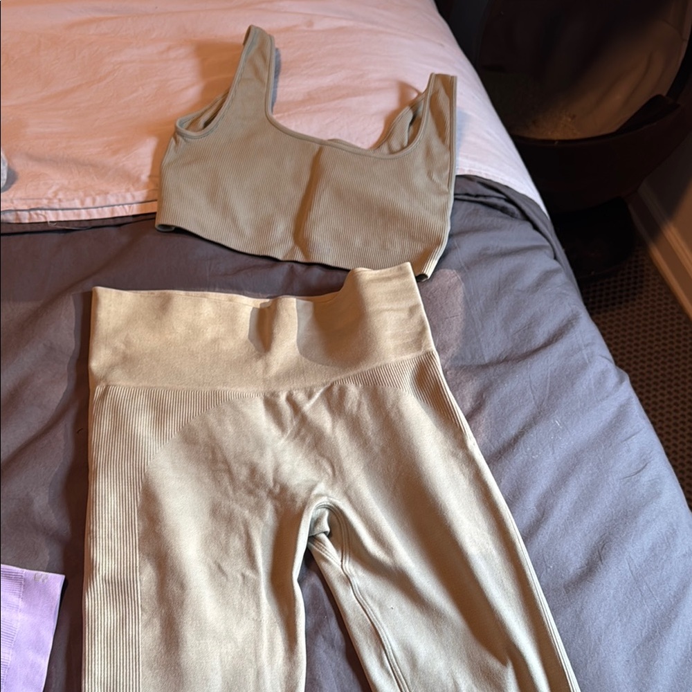 Set Active Sculptflex leggings, power box cut bra and matching sweatshirt